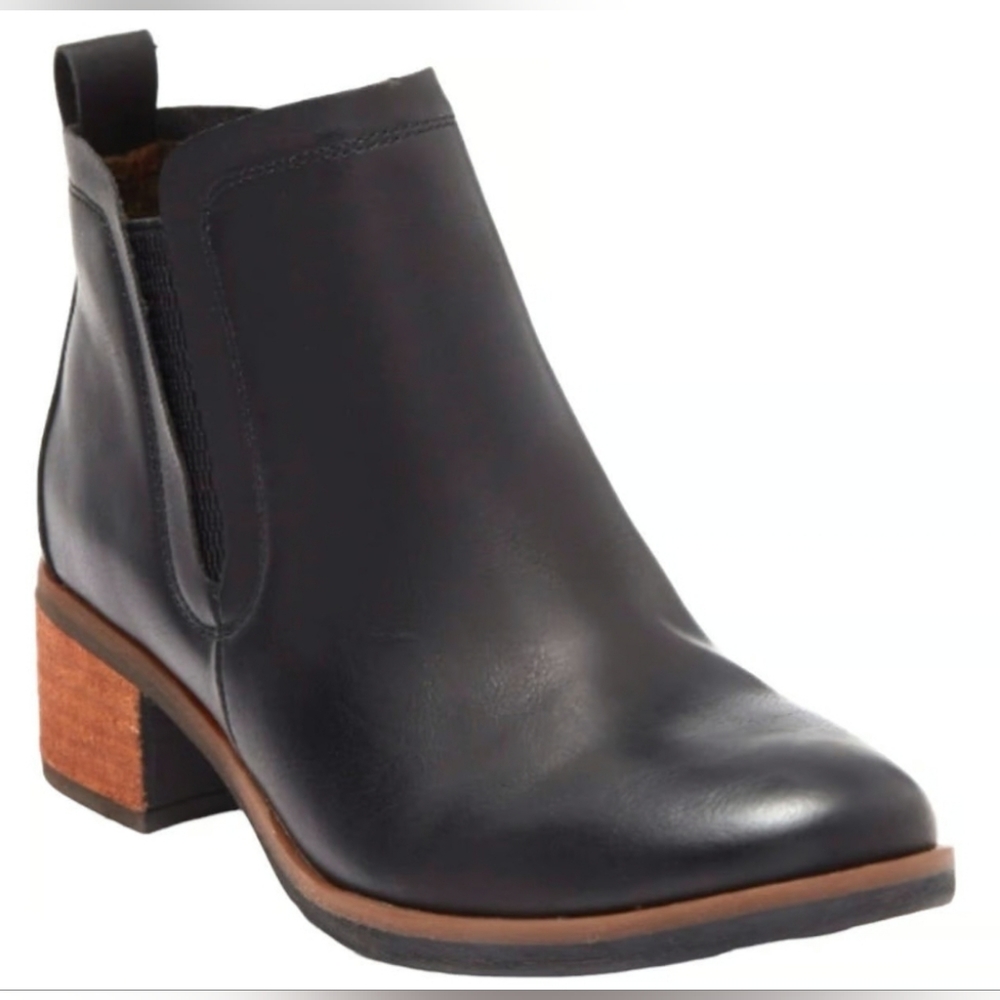 Korks Black Stacked Heel Leather Ankle Bootie Size 8